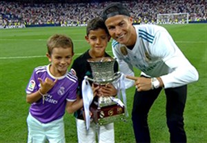 عکس یادگاری رونالدو و پسرش با جام سوپرکاپ اسپانیا
