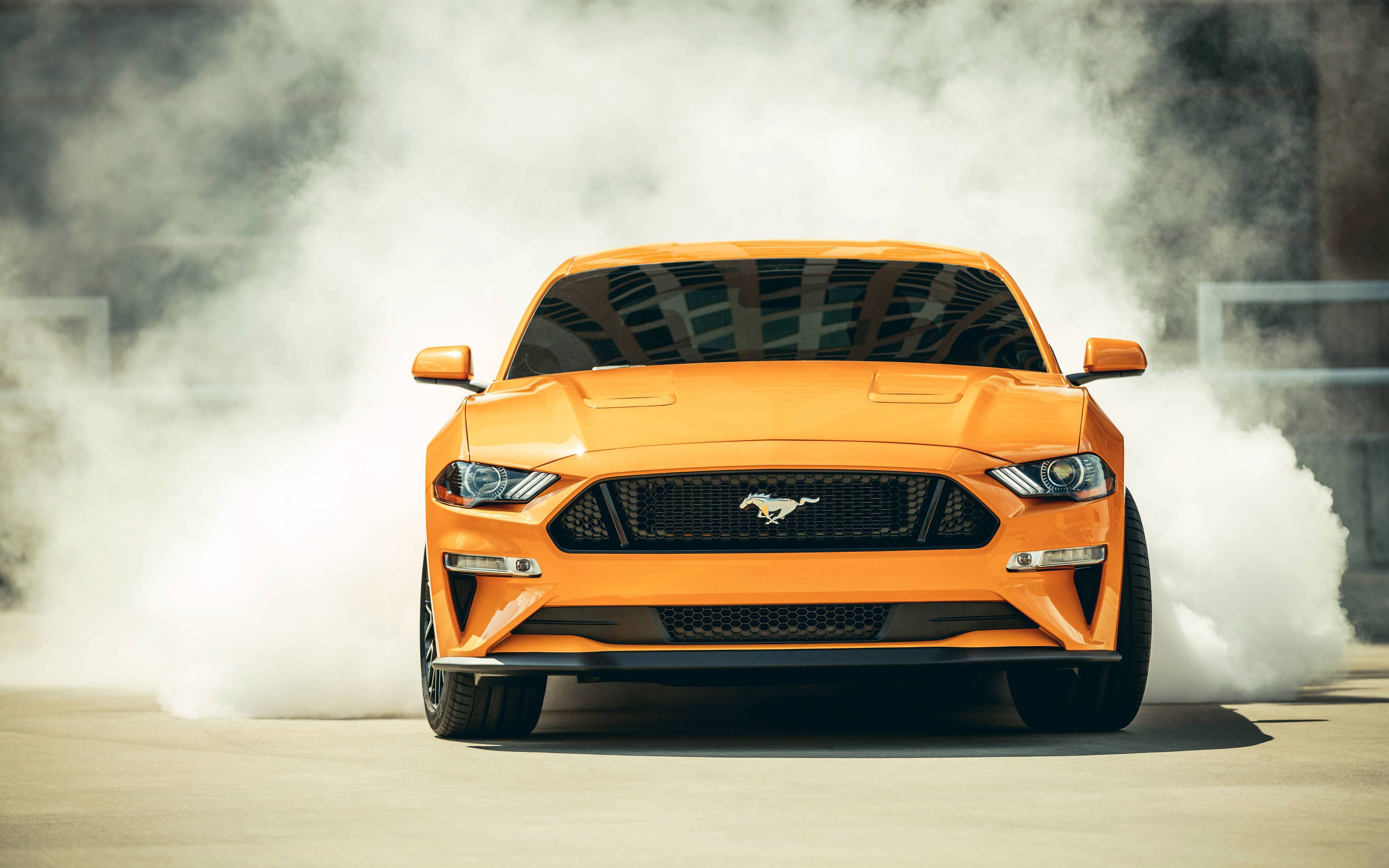 Автомобиль желтый Ford Mustang загрузить