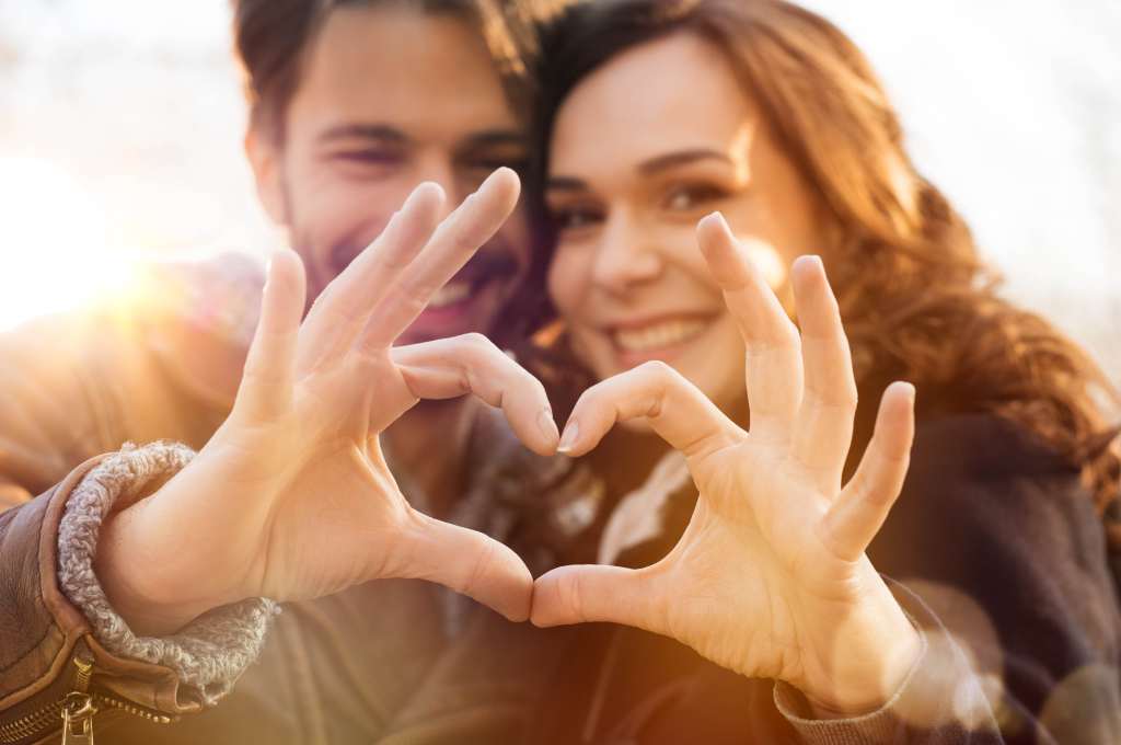 Close-up of couple making heart shape with hands Wallpaper