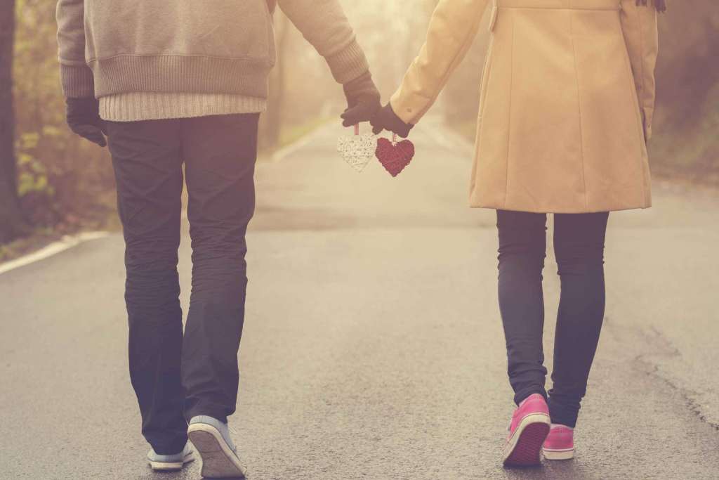 Couple in love holding hearts Wallpaper