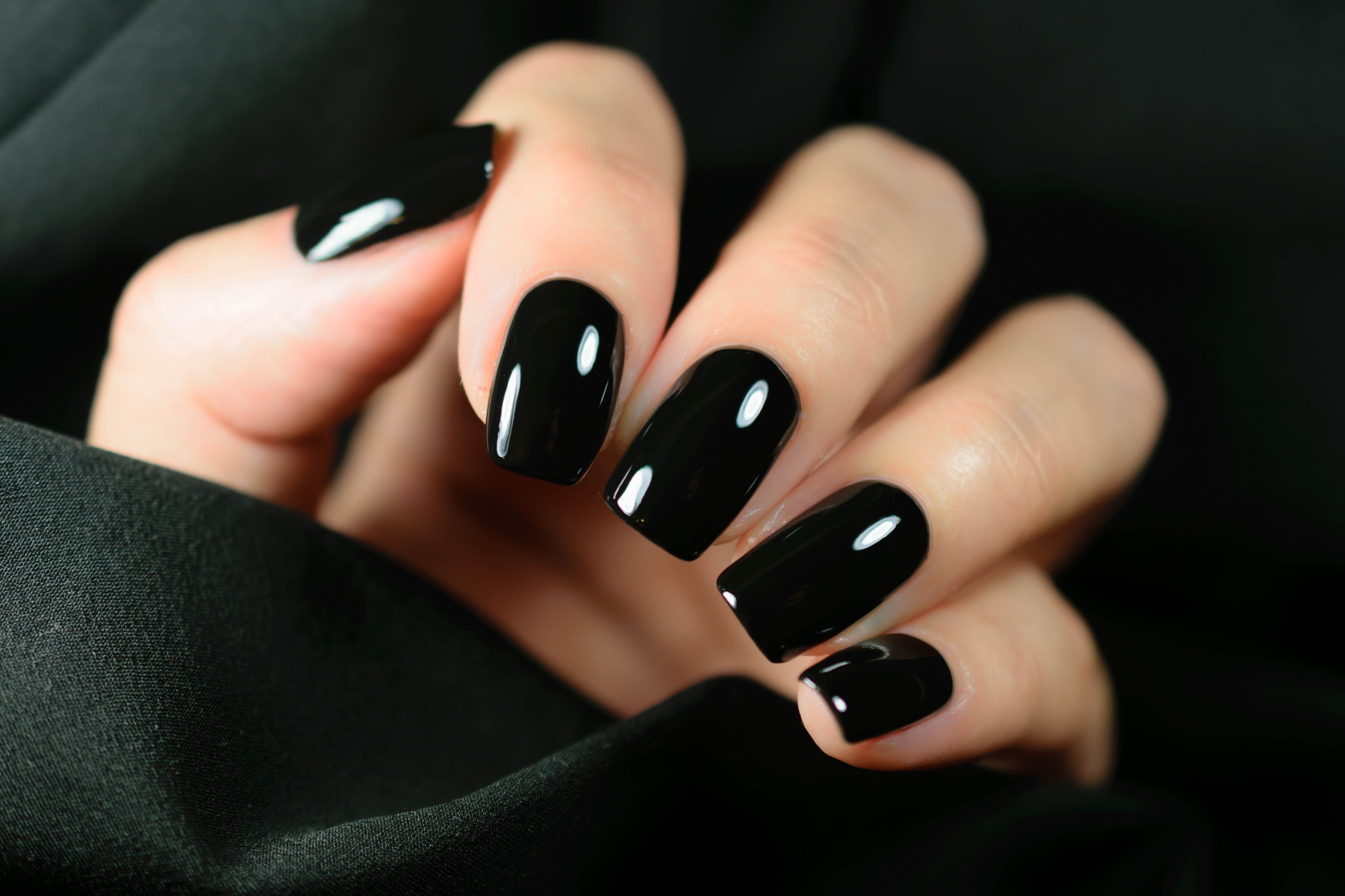 Средние черные ногти. Блэк Неилс. Черные ногти. Темный маникюр. Красивый чёрный маникюр на короткие ногти.
