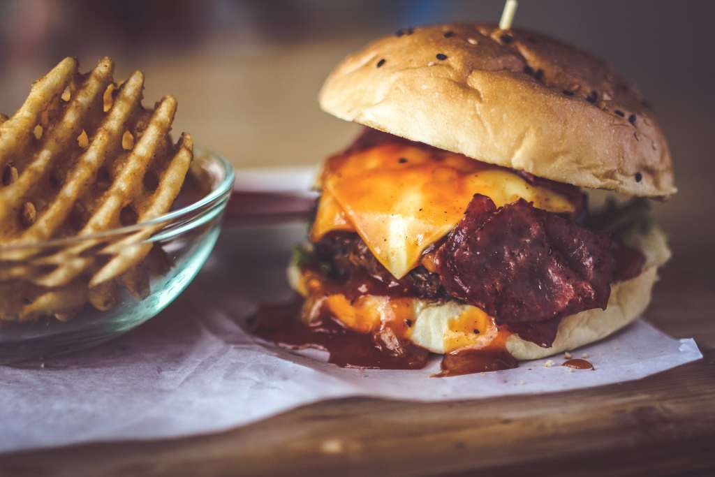 Close-up Photography of Bun With Cheese Patty Egg And Bacon Wallpaper