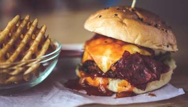 Close-up Photography of Bun With Cheese Patty Egg And Bacon Wallpaper