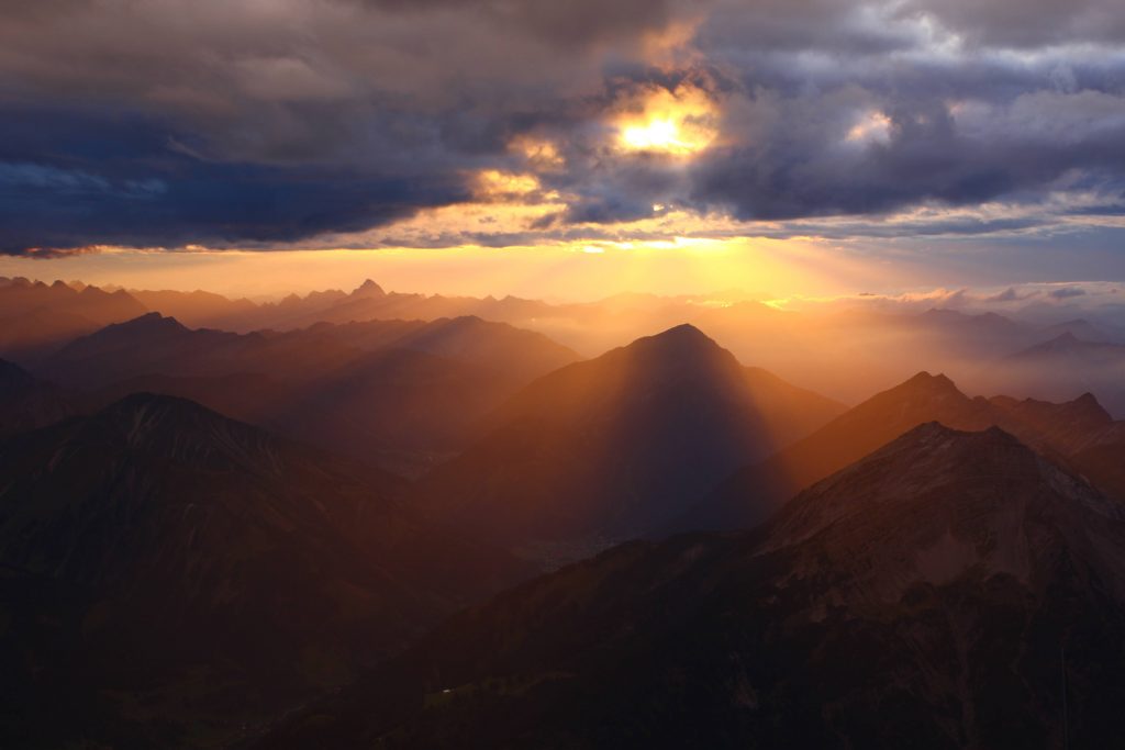 Cloud Rays Over Mountains Wallpaper