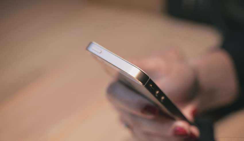 Hand Smartphone Women Connection Wallpaper