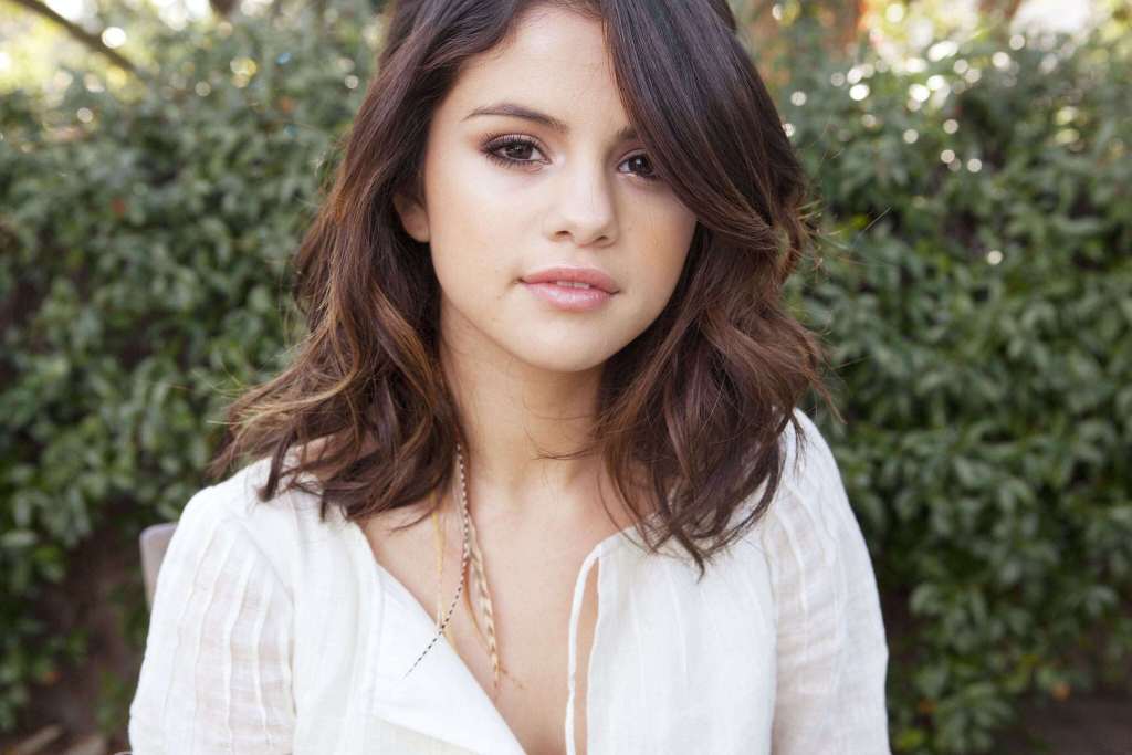 Selena Gomez Close-up Face Wallpaper