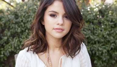 Selena Gomez Close-up Face Wallpaper