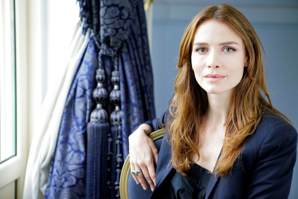 Saffron Burrows 4k Wallpaper