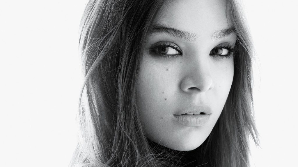 Hailee Steinfeld Black and White Wallpaper