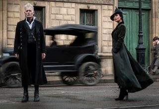 Johnny Depp and Poppy Corby Tuech in Fantastic Beasts: The Crimes of Grindelwald 2018 Wallpaper