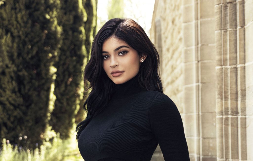 Kylie Jenner Wearing Black Top 2018 Wallpaper