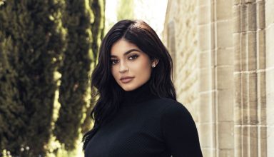 Kylie Jenner Wearing Black Top 2018 Wallpaper