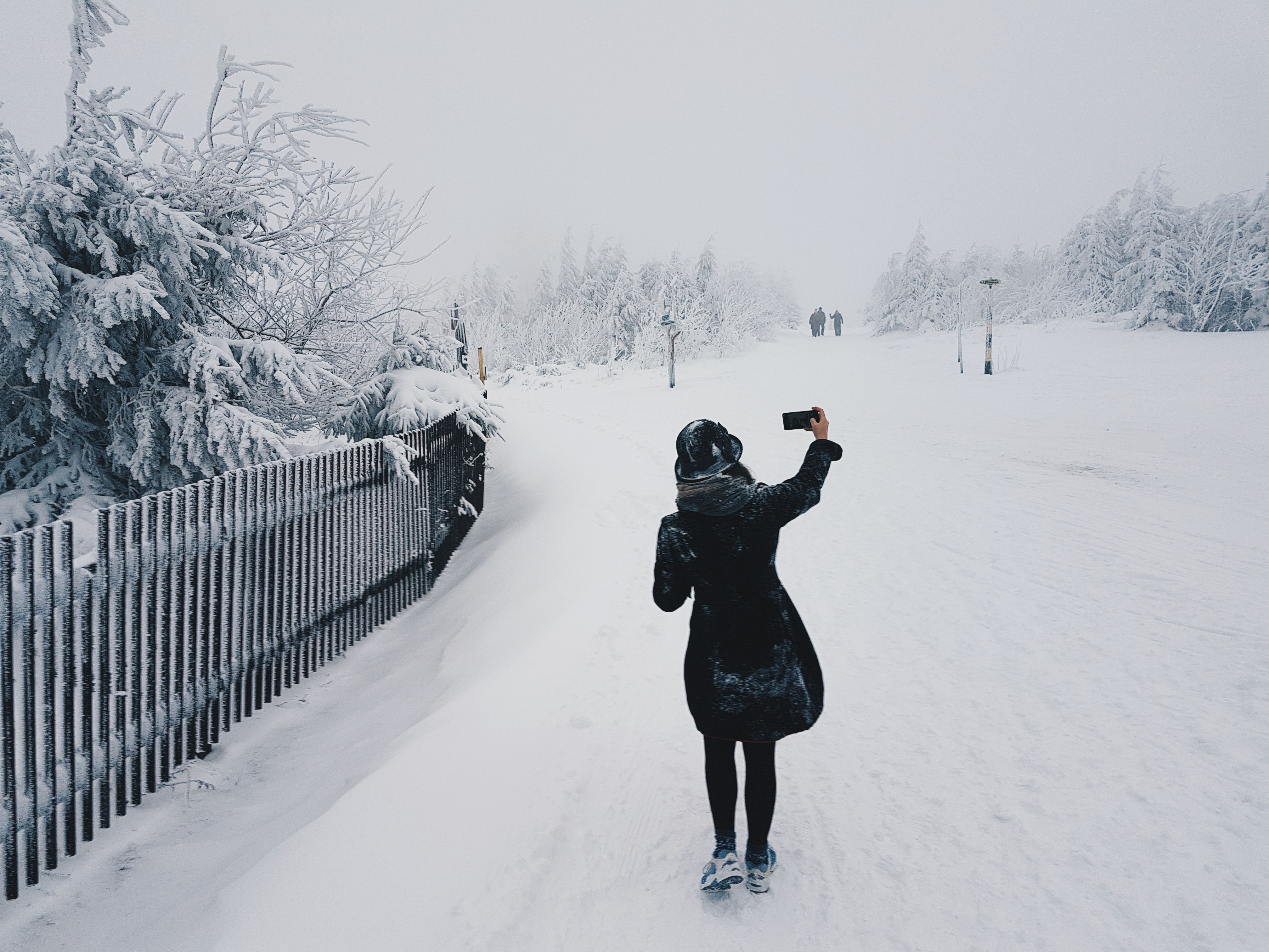 Зимой страдаю. Женщина в метель. Девушка в снегу. Девушка и снегопад. Зима девушка со спины.