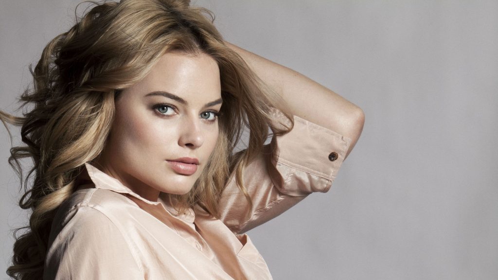 Margot Robbie Hands in Hairs 4k Wallpaper